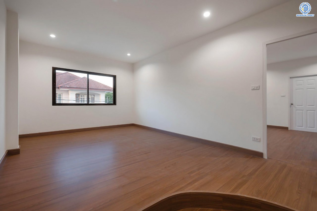 บ้านมือสองตกแต่งใหม่ โครงการ ลภาวัน9 ชัยพฤกษ์-ปากเกร็ด เนื้อที่ 71.9 ตร.ว. ฟังก์ชัน 3 ห้องนอน 3 ห้องน้ำ 1 ห้องอเนกประสงค์ 2 ที่จอดรถ ภายในบ้านกว้างขวาง ตอบโจทย์ทุกคนในครอบครัว บนทำเลที่ดีที่สุด เดินทางสะดวก เชื่อมต่อเมือง ใกล้เซ็นทรัลแจ้งวัฒนะ โรบินสัน ไลฟ์ไตล์ ราชพฤกษ์ และรถไฟฟ้าสายสีม่วง "สถานีบางพลู"